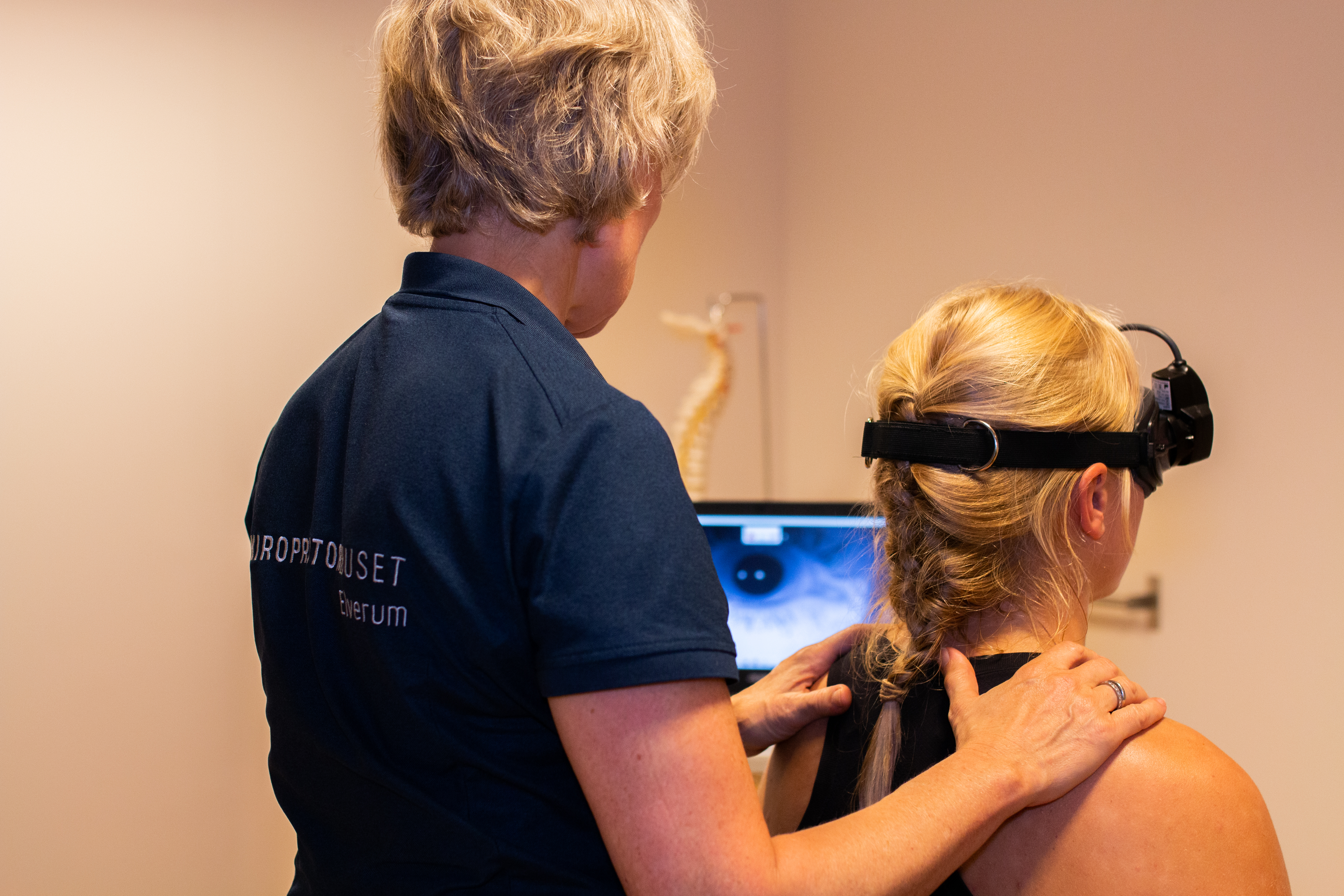 En kiropraktor eller fysioterapeut undersøker en pasient for svimmelhet i Elverum. I undersøkelsen benyttes videobriller for nøyaktig diagnose.
