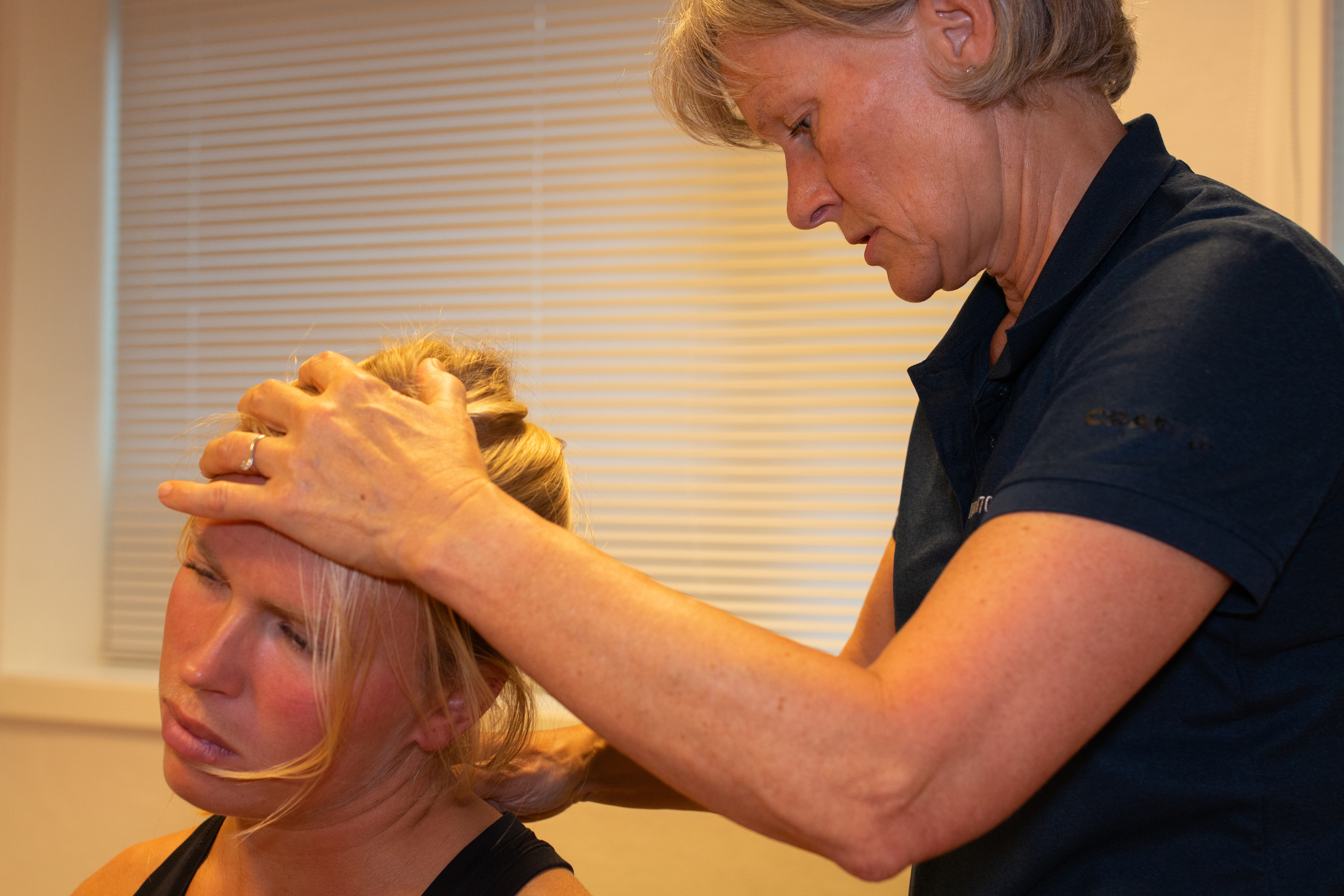 Undersøkelse av nakke for nakkesmerter, stivhet og andre nakkerelaterte plager som skiveprolaps utført av kiropraktor eller fysioterapeut ved Kiropraktorhuset Elverum