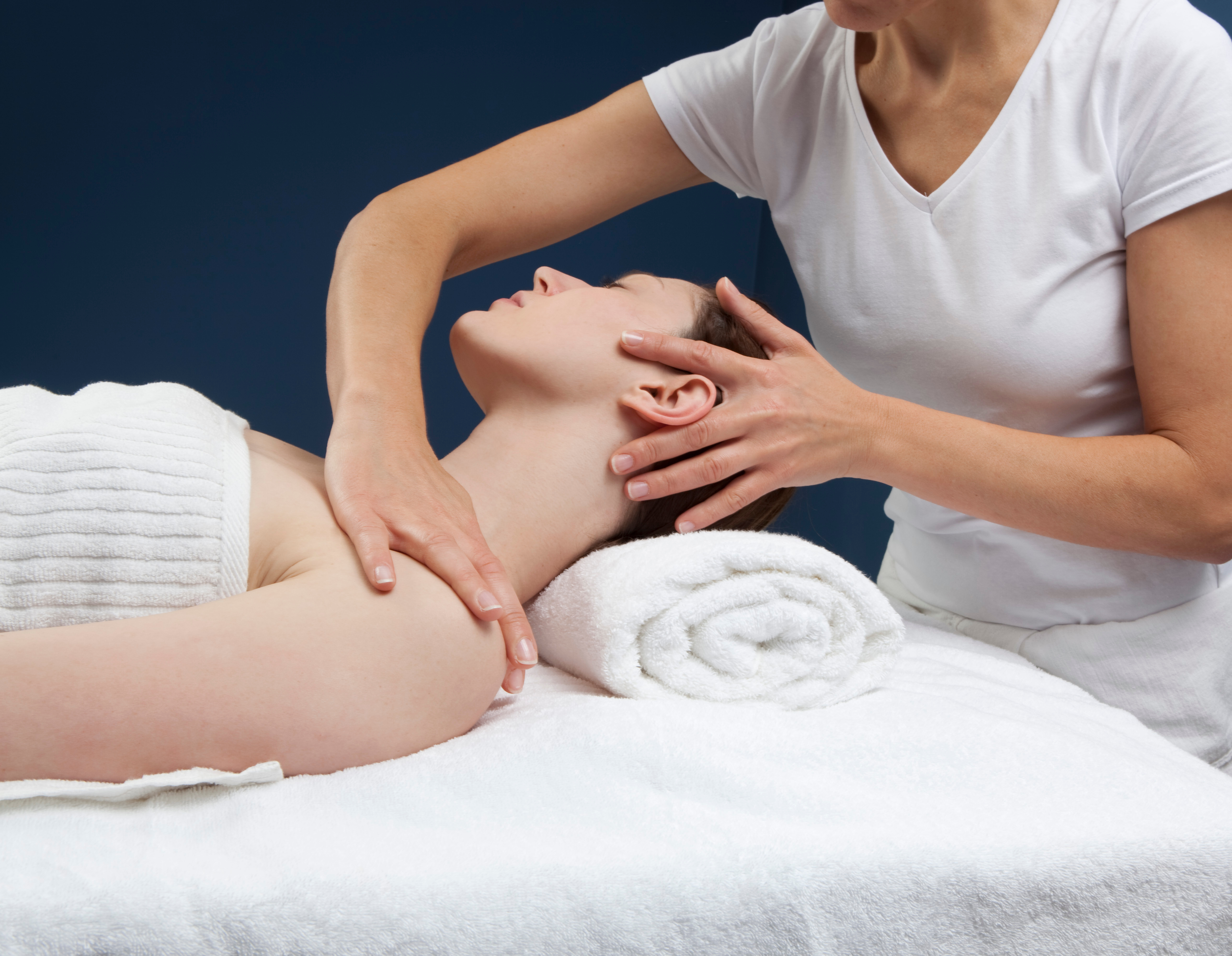 Illustrasjonsbilde av profesjonell behandling av nakkesmerter og stivhet