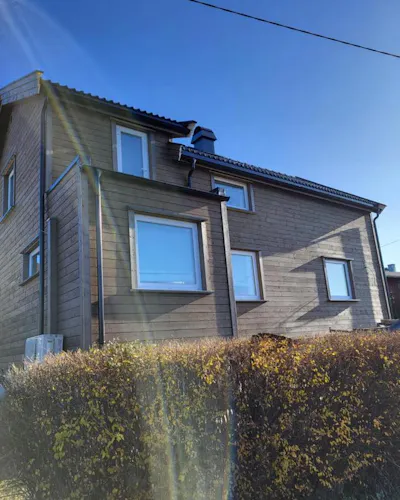 Enebolig i Hov med nytt tak og etterisolerte yttervegger – fasadebilde etter renovering utført av Mjøsbygg