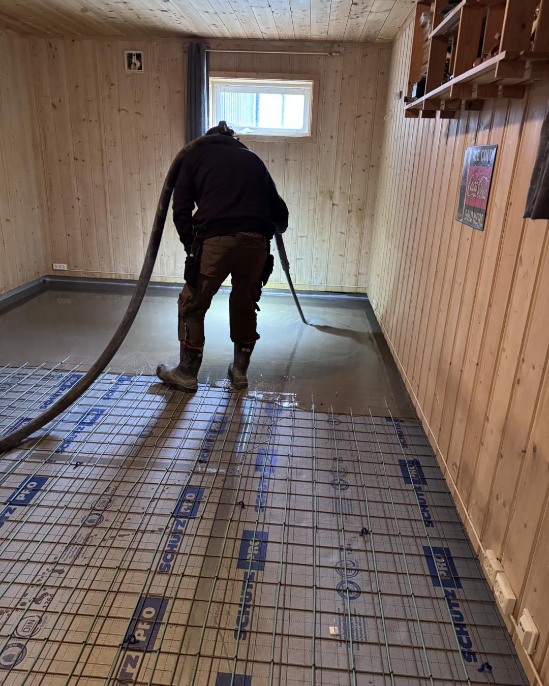 Støping av gulv på Lena – fersk betong jevnes ut av håndverker fra Mjøsbygg under byggeprosess