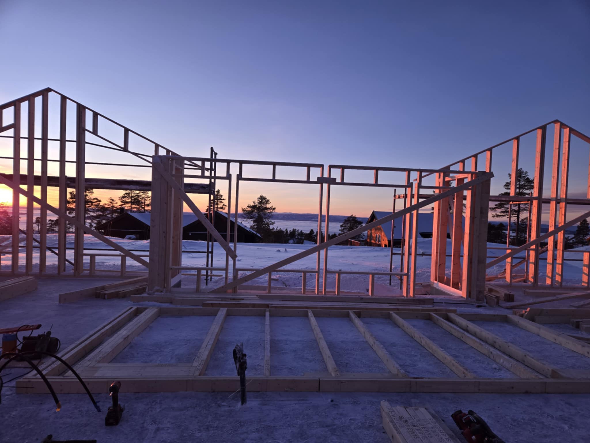 Rammeverk satt opp for ny hytte under bygging på Lygna