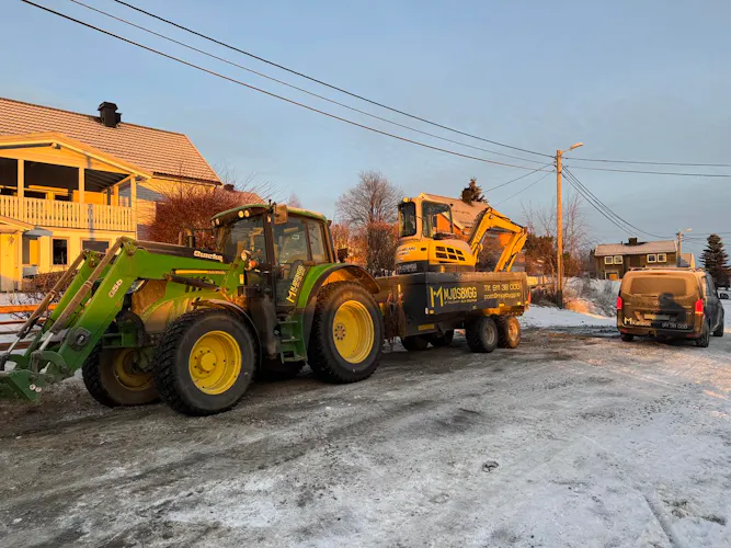 Dreneringsarbeid på Gjøvik – gravemaskin og traktor med henger på anleggsområdet, arbeid utført av Mjøsbygg