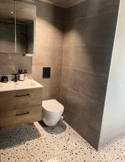 Nyrenovert bad og vaskerom i moderne stil