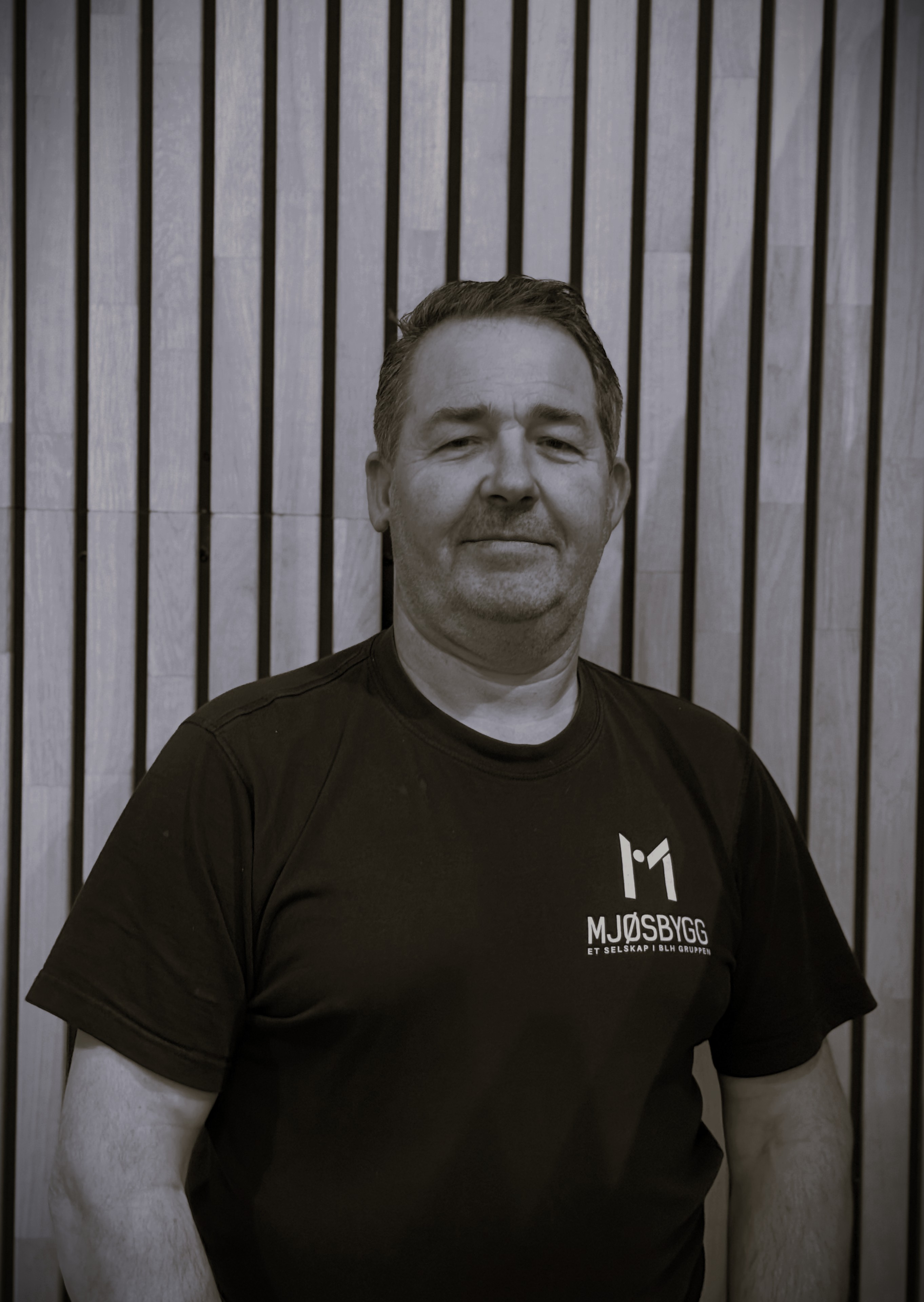 Portrett av Tomas, flislegger og murer hos Mjøsbygg