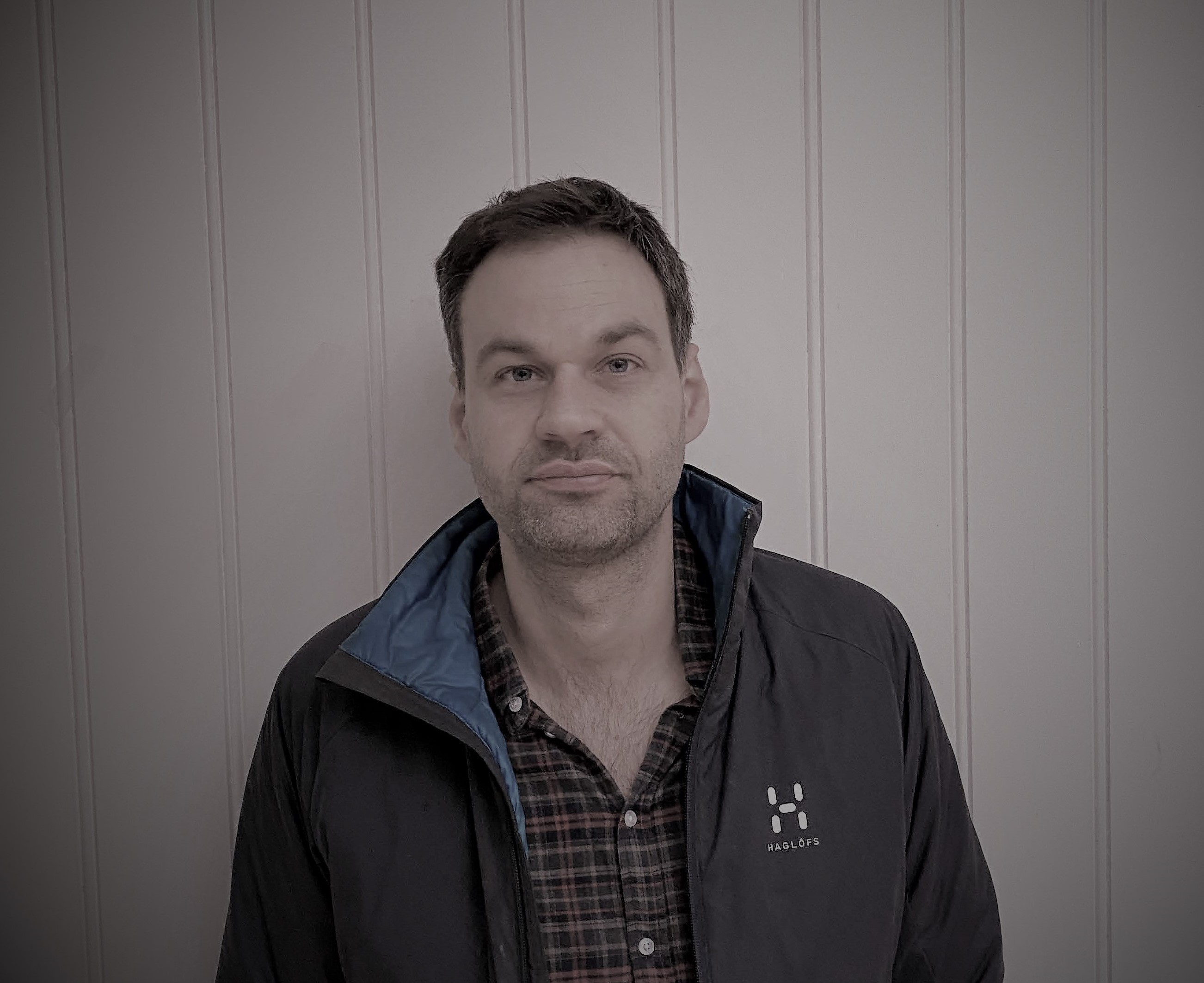 Portrett av Henrik Thue Hvattum, prosjektleder og snekker hos Mjøsbygg