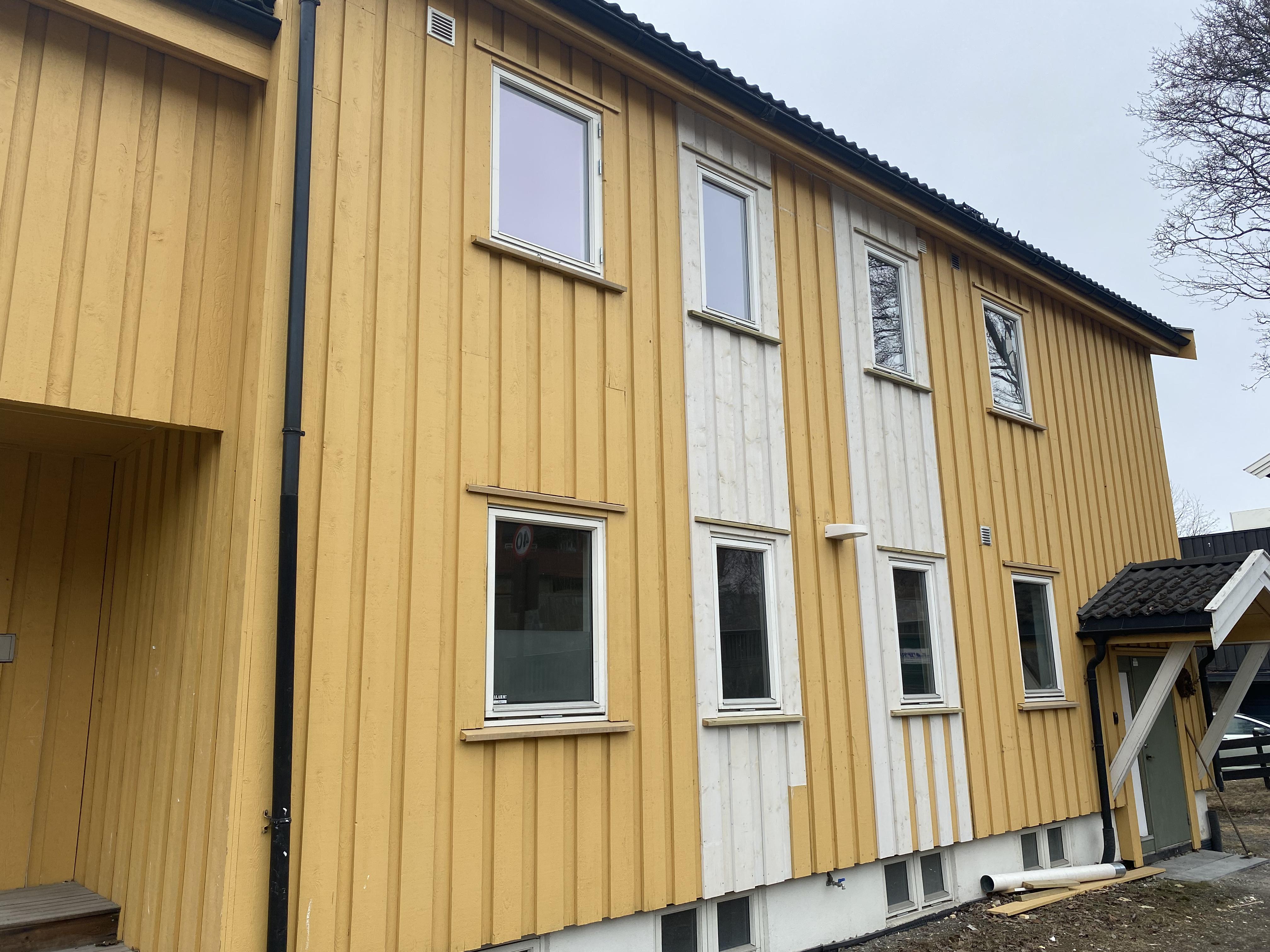 Fasadebilde av renovert 4-mannsbolig i Lillehammer – utvendig oppgradering utført av Mjøsbygg